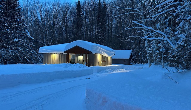Miners Cabin - Pictured Rocks Lodging