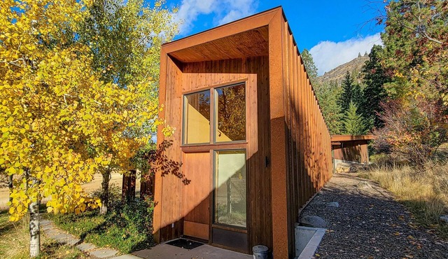 Miners Refuge - Mazama retreat with mountain views