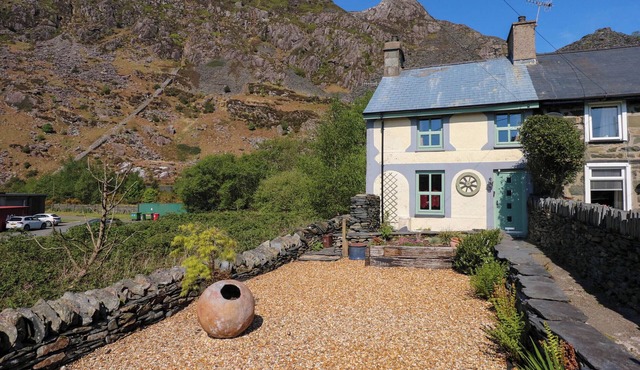 MINERS REST, pet friendly, with open fire in Blaenau Ffestiniog
