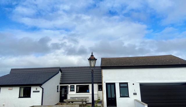 MINERVA, pet friendly, with hot tub in Trearddur Bay
