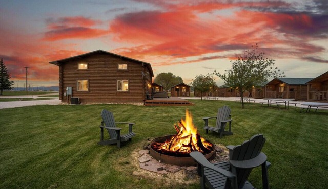 Mini Cabins Lodge-Hot Tub! AC! Arcades! Air Hockey and Foosball!