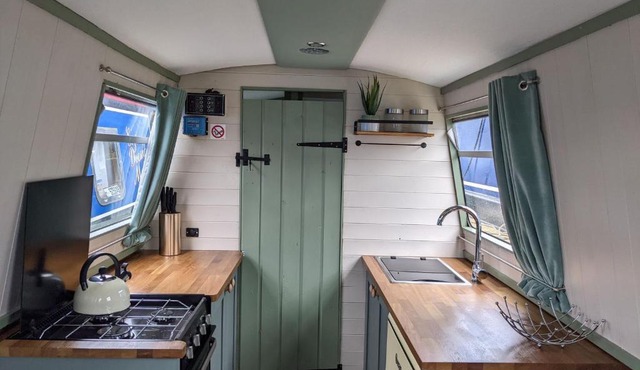 Mini Escape - 2 Berth Narrowboat on the Grand Union, Hertfordshire