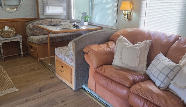 Mini farm vibe stationary RV in No.n San Diego County with WiFi, AC. TV. Views.n