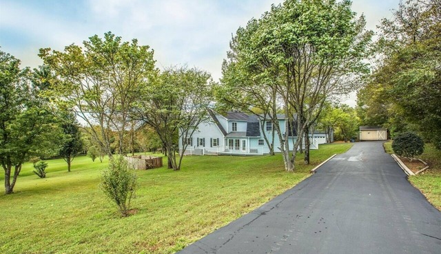 Mini Farmland Apartment with Free Range Chickens and a Beautiful Sunset