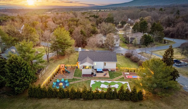 Mini Golf, Bowling, HotTub, FirePit, Movie Theater