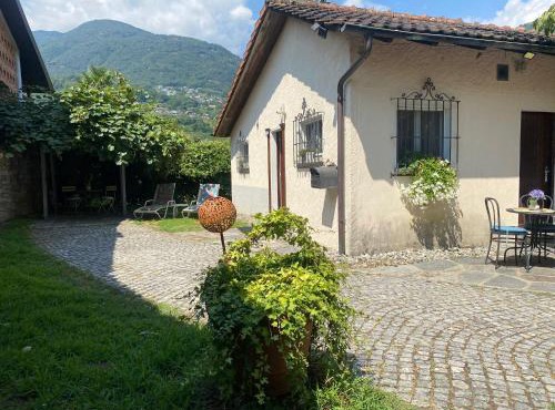mini Haus mit Pergola -NL-00000196