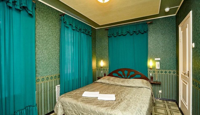 Mini Hotel Black and White