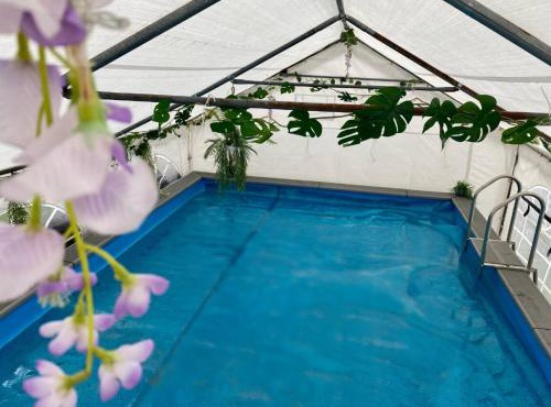 Mini Love Island style guest house includes personal hot 24 hour swimming pool, heated dining pod, outdoor bathtub, BBQ and fire pit, all this is secretly located in the busy suburbs of Nottingham