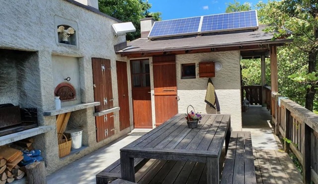 Mini Maison Autonome Entre Vigne et Forêt Pour une Totale Déconnection