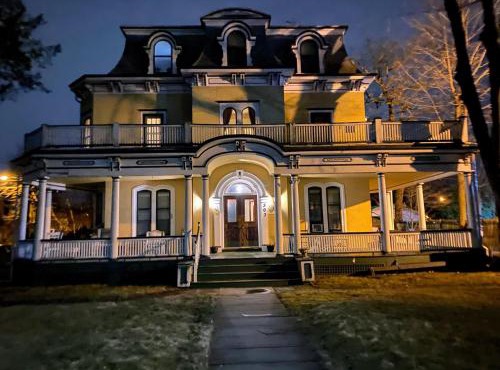 Mini Mansion Hotel near public transportation is the yellow and green house on the corner of 8th st and Madison avenue