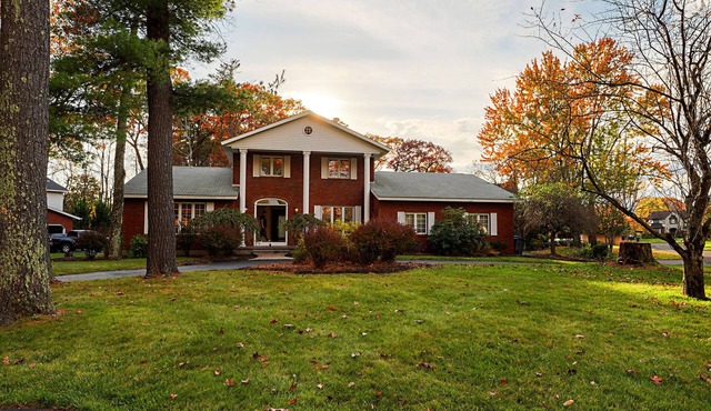 Mini Mansion newly furnished with Italian furniture 8kslim televisions all rooms