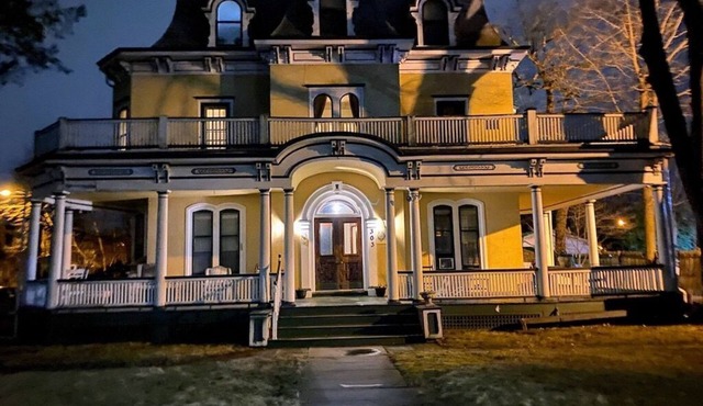 Mini Mansion rental suite, close to public transportation, train/buses