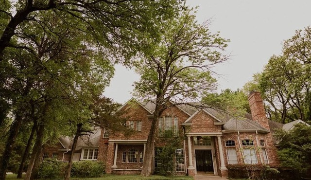 Mini Mansion with Pool, Hot Tub, Decking Overlooking Pond & Games - WEDDINGS