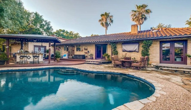 Mini Resort In SA, 3 Master Suites w Heated Pool, big screen & outdoor kitchen
