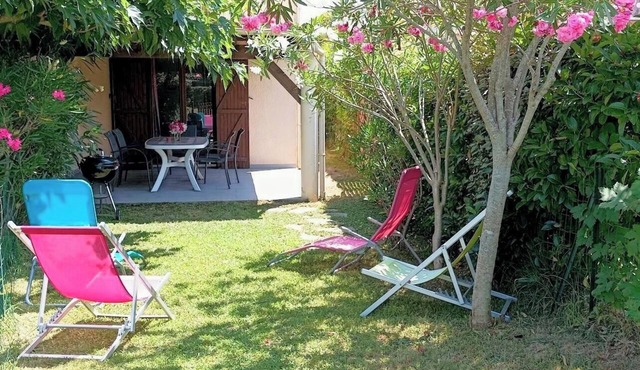 Mini villa by the sea, beach 100m away, air-conditioned, Wifi, terrace, fenced garden