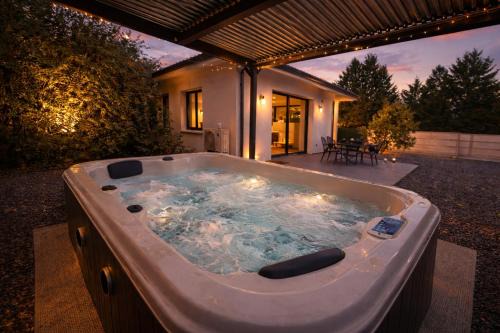 Mini VILLA Coup de Coeur avec Jacuzzi et Sauna Clim Jardin clos et parking sur place