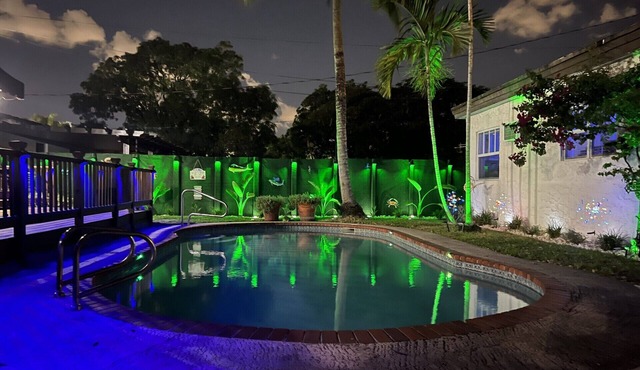 Mini Villa on Madison-Entire place-blocks from the ocean and steps from the pool