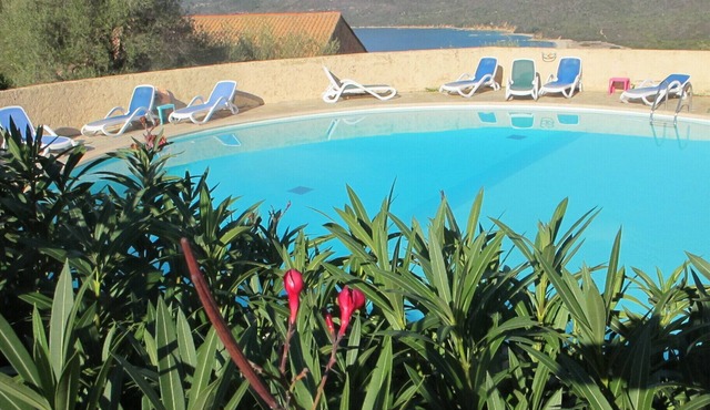 Mini villa with small sea view, heated pool Serra di Ferro