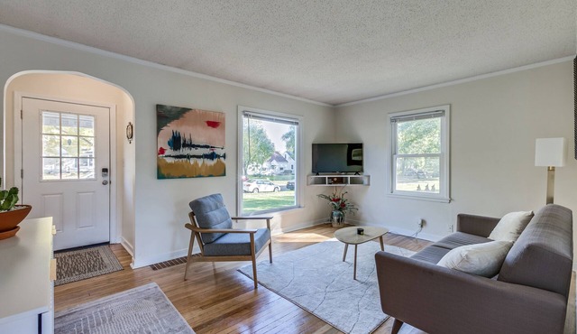 Minimal, Modern, Centrally Located Home. Pet friendly!