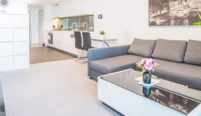 Minimalism modern 1bdr apt waterview P Coles