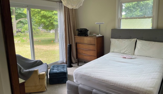 Minimalist comfort + beach pass + breakfast #Sandbanks #PEC