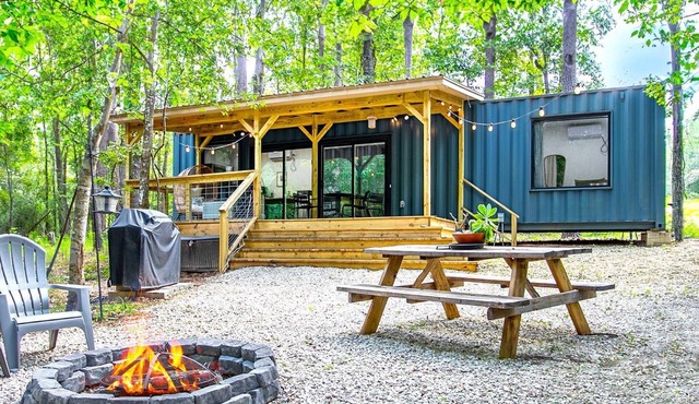 Minimalist Luxury: Fully Equipped Modern Container, Hidden Getaway near Lake Livingston, TX