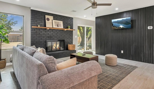 Minimalist Manor | Large yard | 15 min to Magnolia