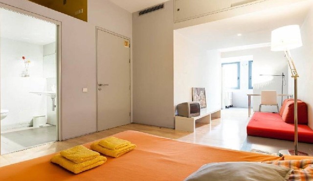 Minimalist neoclassical Suite-Studio apartment in heart city center! WI-FI Free