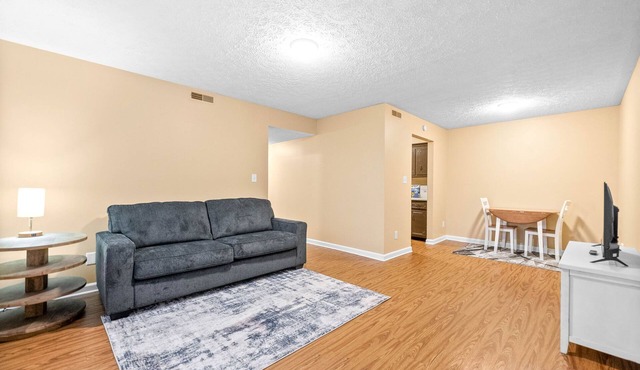 Minimalist, Pet Friendly, Exit 1- weekly, monthly discount