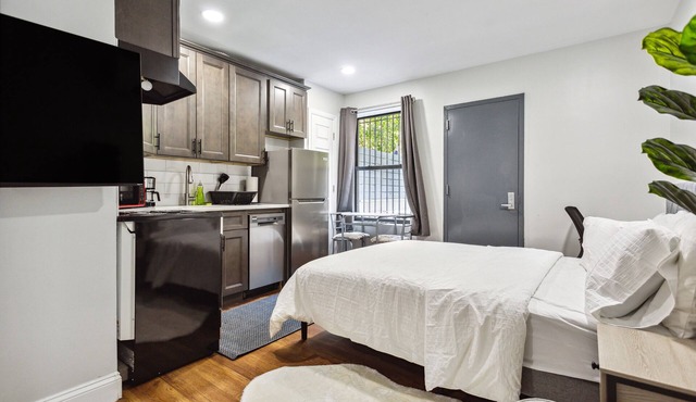 Minimalist Queen Studio Central Park Columbia Uni