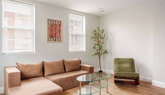 Minimalist S Center City 2Queens