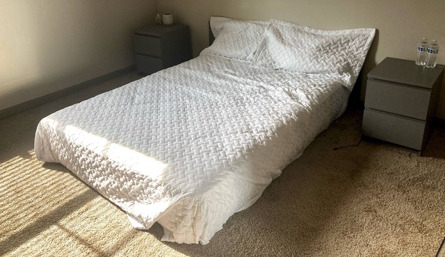 Minimalist Urban Apartment— walking distance from the mall!