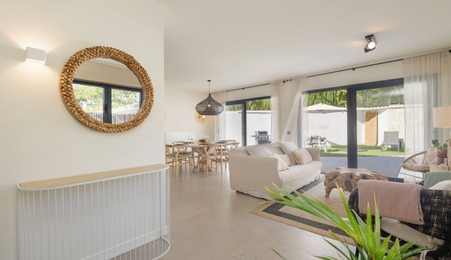 Minimalist villa, with pool and BBQ, to two minutes' walk from Costabella beach