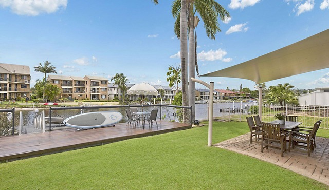 Minimum 3 night stay 4 Bed/2 Bath Sleeps 10 (max 6 Adults)