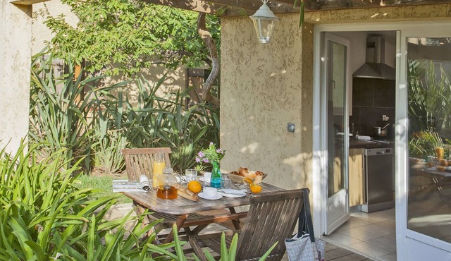 minivilla lilas indépendante à Calvi avec jardin et piscine, jardin et bbq