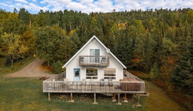 Mink Mountain Chickadee lakefront house with hot tub. Pet friendly.