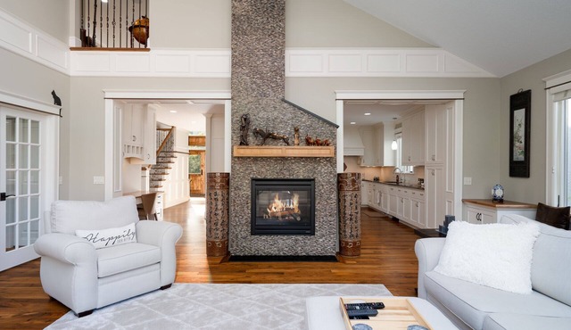 MINNeSTAY* Dean Parkway Estate Luxury | Spacious