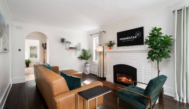 MINNeSTAY* Fulton Gates