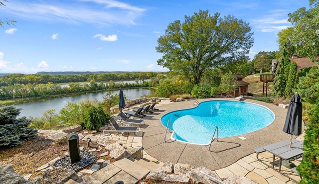 MINNeSTAY* Riverfront Inn | Hot Tub