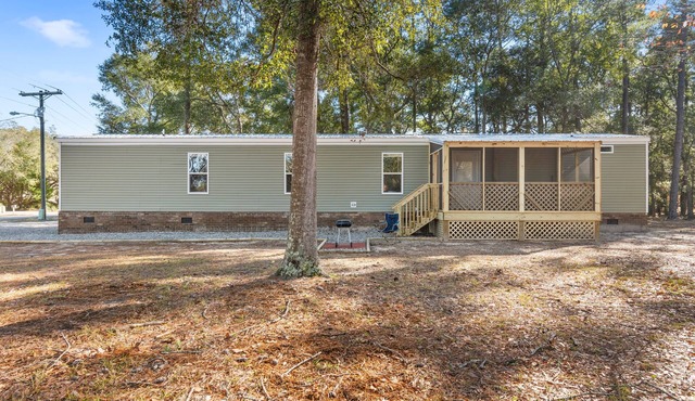 "Minnie Vacay" is a 3 Bedroom, 2 Bathroom Home on the Mainland!