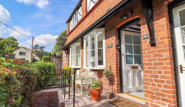 MINNOW COTTAGE, pet friendly, with open fire in Malpas