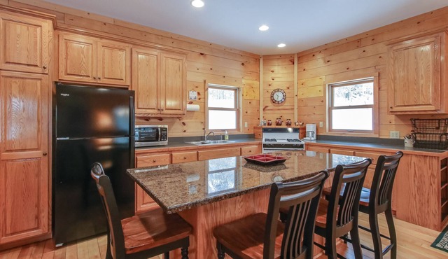 MINONG FLOWAGE - PRIVATE 6 ACRE SETTING ON BEAUTIFUL MINONG FLOWAGE -SLEEPS 8-10