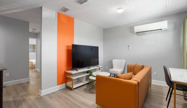 Mins 2 Dwntown ~ Private Retreat ~ King Bed