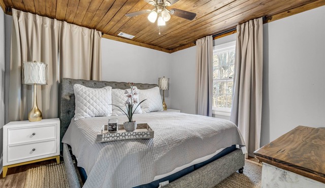 Mins from Campus | Cozy | King Bed