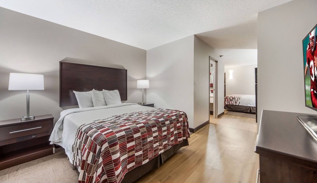 Mins From Dining & Shopping! Kitchenette. On-site Pool, FREE Parking!