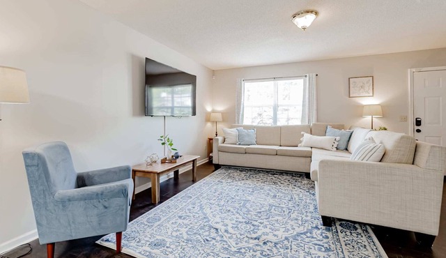Mins from Downtown, I-90 Access-Sweetthorne Solace