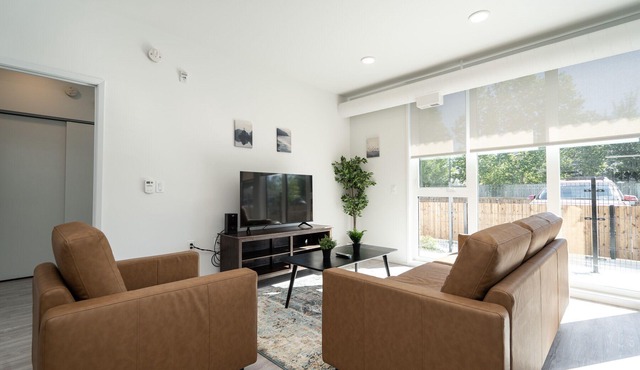 Mins from DT + Luxury 1 Bed (104+1755)