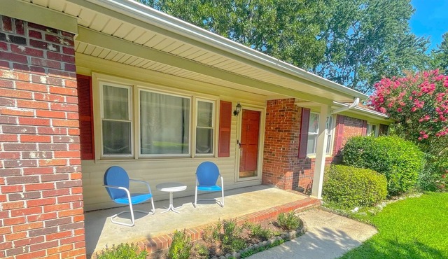 Mins from Lk Murray and DT - Cheerful Irmo Home