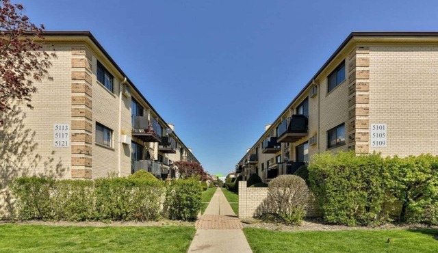 Mins from O'Hare Safe Location Private Parking