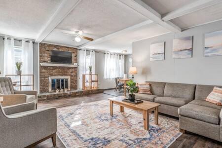 Mins from Parks Hiking & Dining- Brick Bungalow